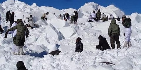 சியாச்சின் பனிச்சரிவில் சிக்கி 4 ராணுவ வீரர்கள் உள்பட 6 பேர் உயிரிழப்பு