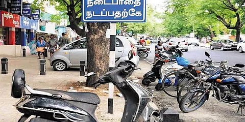 சென்னை நடைபாதைகளில் நிறுத்தப்பட்டுள்ள வாகனங்களை அகற்ற உயர்நீதிமன்றம் உத்தரவு