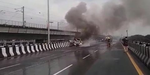 மேம்பாலத்தில் திடீரென பற்றி எரிந்த கார் - சென்னை விமான நிலையம் அருகே பரபரப்பு