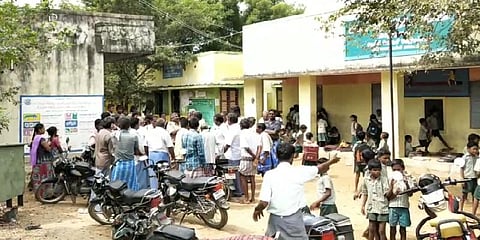 முறையாக பள்ளிக்கு வராத ஆசிரியர் - மாணவர்களின் பெற்றோர்கள் தர்ணாப் போராட்டம்