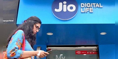 ஏர்டெல், வோடஃபோனை எதிரொலி - விலை உயர்வை அறிவித்த ‘ஜியோ