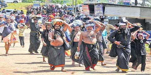 பம்பைக்கு இலகு ரக வாகனங்கள் மூலம் பக்தர்கள் செல்ல உயர்நீதிமன்றம் அனுமதி