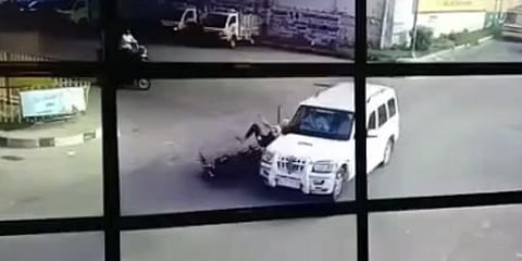 இருசக்கர வாகனத்தின் மீது பயங்கரமாக மோதிய கார் - சிசிடிவி காட்சி வெளியீடு