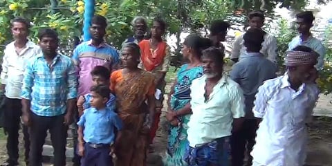 16 பேர் கொண்ட குடும்பமே காவல்நிலையம் முன்பு தீக்குளிக்க முயற்சி