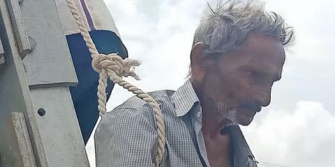 “பேசியபடி பாக்கி தொகையை கொடுத்து விடுங்கள்” - சுருக்கு கயிற்றுடன் கோபுரத்தில் ஏறிய முதியவர்