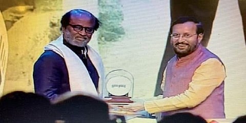 “என்னை வாழவைத்த தெய்வங்களான தமிழ் மக்களுக்கு நன்றி” - சிறப்பு விருது பெற்றபின் ரஜினி பேச்சு