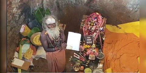 பத்து அடி ஆழ குழி தோண்டி விரதம் இருக்கும் சாமியார்..! ஆசி பெற்றுச் செல்லும் மக்கள்..!