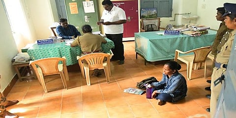 “பணிநீக்கத்தை திரும்பப் பெறுங்கள்” - தரையில் உட்கார்ந்து தர்ணாவில் ஈடுபட்ட தலைமை ஆசிரியை