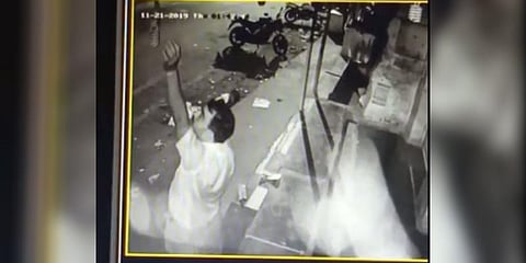 ஸ்வீட் கடையில் எல்.இ.டி பல்பு திருடிய மர்மநபர்