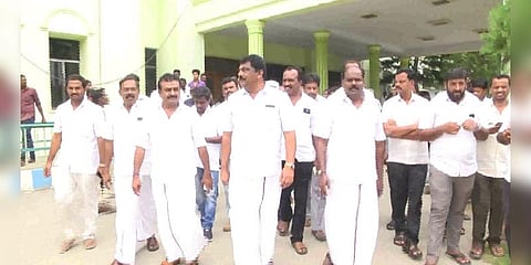 உயர் மின்கோபுரம் அமைக்க விவசாயிகள் எதிர்ப்பு.. பணிகள் தற்காலிக நிறுத்தம்..!