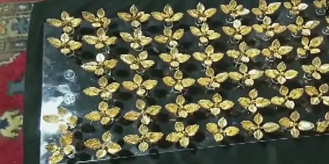 50 ‘தங்க’ துளசி இலைகளை காணிக்கை அளித்த பக்தர்