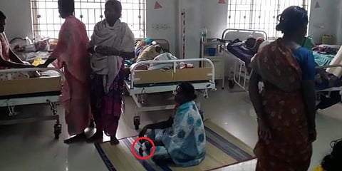 அரசு மருத்துவமனையில் தரையில் படுத்து சிகிச்சை பெறும் அவலநிலை