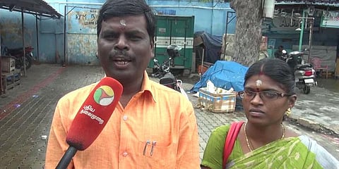 மேடைப்பேச்சு சால்வைகளை ஏழைத் தொழிலாளர்களுக்கு கொடுத்து உதவும் ஆசிரியர்!