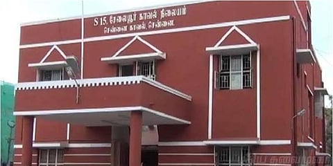 பள்ளி மாணவர்களுக்குள் சண்டை.. பிளேடால் அறுத்ததால் 16 தையல்..!