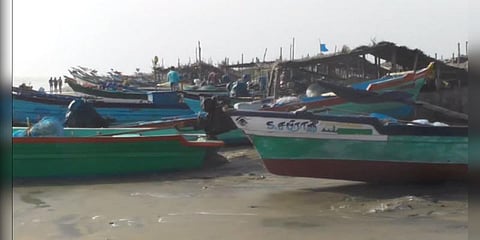 வேதாரண்யத்தில் மூன்றாவது நாளாக கடல் சீற்றம்!