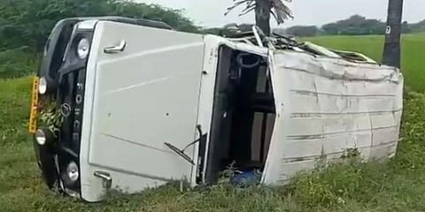 இருசக்கர வாகனத்திற்கு வழிவிட்டதால் கவிழ்ந்த கார் - சிறுவன் உயிரிழப்பு