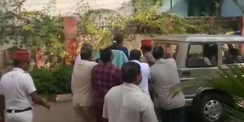 பெண் எஸ்.பி.யை நாற்காலியில் அமரவைத்து தூக்கிச் சென்ற காவலர்கள்