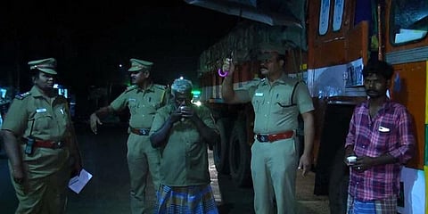 ‘முகத்தை கழுவுங்கள்; தேநீர் குடியுங்கள்’ - வாகன ஓட்டிகளுக்கு தேநீர் வழங்கும் போலீசார்!