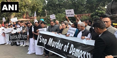 மகாராஷ்டிரா விவகாரம்: நாடாளுமன்ற வளாகத்தில் சோனியா தலைமையில் போராட்டம்