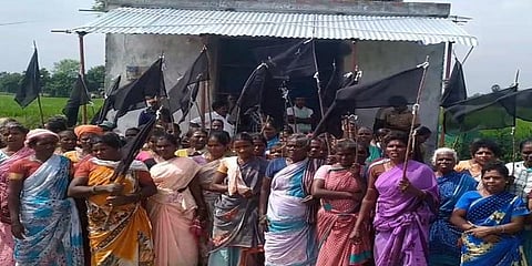 விவசாய நிலங்களில் தூக்கி வீசப்படும் மது பாட்டில்கள்.. மக்கள் முற்றுகை போராட்டம்..!