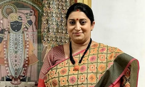 பள்ளிச் சீருடைகளுக்கு நேரடியாக நெசவாளர்களிடம் துணி வாங்கும் திட்டமில்லை- ஸ்மிருதி இரானி