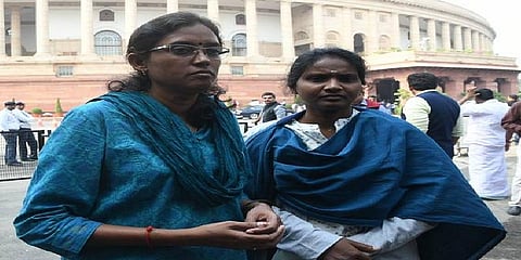 “மக்களவை பாதுகாவலர்கள் எங்களை பிடித்து தள்ளிவிட்டனர்”- பெண் எம்.பி.க்கள் குற்றச்சாட்டு..!