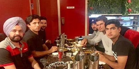 பணம் வேண்டாமென்று அன்பு காட்டிய இந்திய டிரைவர்; விருந்து வைத்த பாக் வீரர்கள்- நெகிழ்ச்சி சம்பவம்!