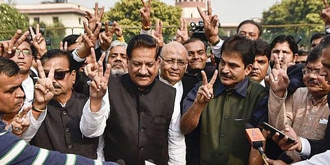 மகாராஷ்டிராவில் நாளை நம்பிக்கை வாக்கெடுப்பு: காங்கிரஸ் வரவேற்பு