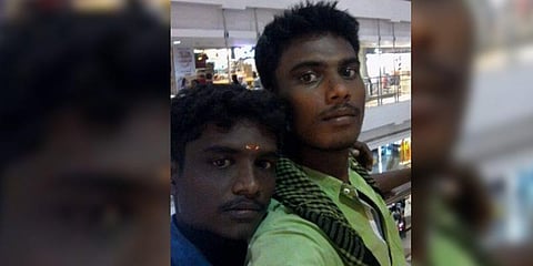 சாலை தடுப்புச் சுவரில் இருசக்கர வாகனம் மோதி விபத்து - 2 பேர் உயிரிழப்பு