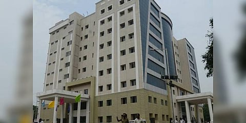 சிறைக் கைதிகள் தயாரித்த மலிவு விலை எண்ணெய், ஆடைகள் விற்பனை