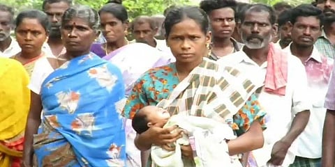 ஏமாற்றிய காதலன் வீட்டு முன்பு மாற்றுத்திறனாளி பெண் கைக்குழந்தையுடன் தர்ணா