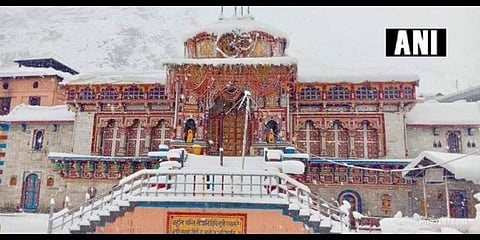 வெள்ளிப்பனி மலைப்போல் காட்சி அளிக்கும் பத்ரிநாத் கோயில்