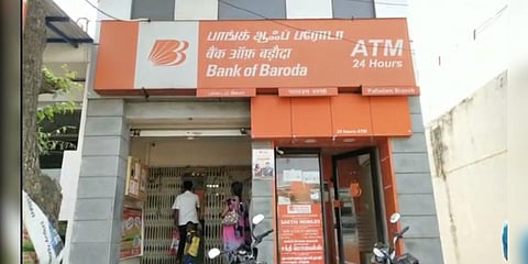 வங்கி முன்பு நின்ற கார் கண்ணாடியை உடைத்து நகைகள் கொள்ளை