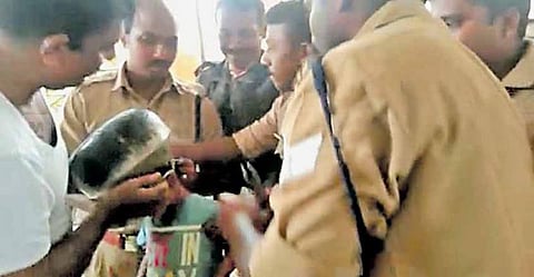 பானைக்குள் சிக்கியது குழந்தையின் தலை: பத்திரமாக மீட்டது தீயணைப்புத் துறை!