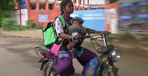 முதுகில் உணவுப் பை, உடலோடு கட்டிய குழந்தை - வியக்க வைக்கும் இளம் தாயின் உழைப்பு