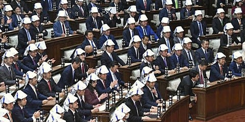 உயிரிழப்புகளை தடுக்க மடிக்கக்கூடிய ‘தலைக் கவசம்’ - ஜப்பானில் அறிமுகம்