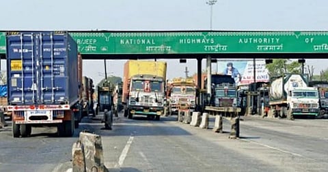 சுங்கச் சாவடிகள் காத்திருப்பால் ஆண்டுக்கு ரூ.12,000 கோடி இழப்பு