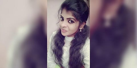 தவறான சிகிச்சையால் இளம்பெண் உயிரிழப்பு? - மருத்துவமனை முன்பு உறவினர்கள் போராட்டம்