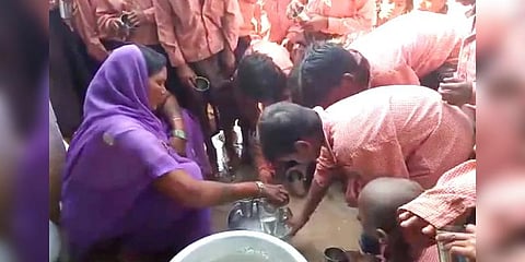 “ஒரு வாளி தண்ணீருக்கு ஒரு லிட்டர் பால்” - தொடக்கப் பள்ளி மாணவர்களுக்கு நேர்ந்த கொடுமை