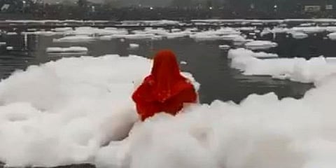 யமுனா நதியின் அசுத்தமான நீரில் பிரார்த்தனை செய்த பெண் - வீடியோ