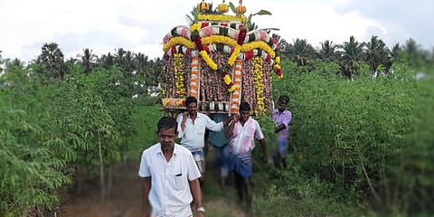 தலைமுறை தலைமுறையாக மயான பாதை இல்லாமல் அவதிப்படும் கிராம மக்கள்