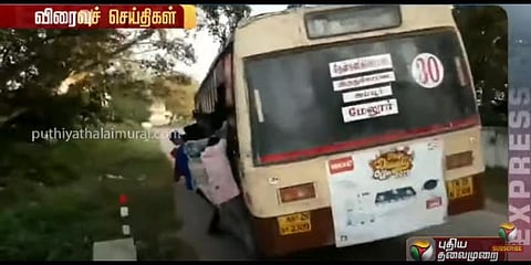 மரணத்துடன் விளையாடும் மாணவர்களின் பேருந்து பயணம் - வீடியோ