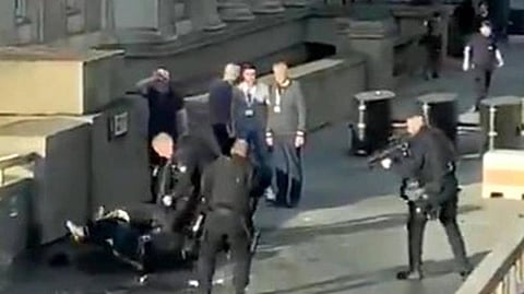 லண்டன் மேம்பாலத்தில் தாக்குதல்: ஒருவரை சுட்டு வீழ்த்திய காவல்துறை