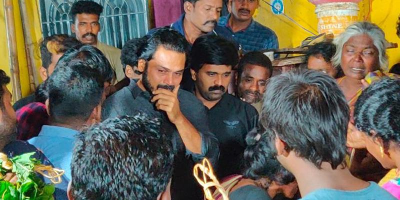 விபத்தில் மரணமடைந்த ரசிகர் ! நேரில் அஞ்சலி செலுத்திய கார்த்தி