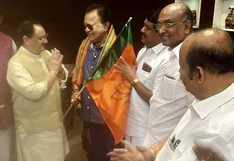 பாஜகவில் இணைந்தார் நடிகர் ராதாரவி !