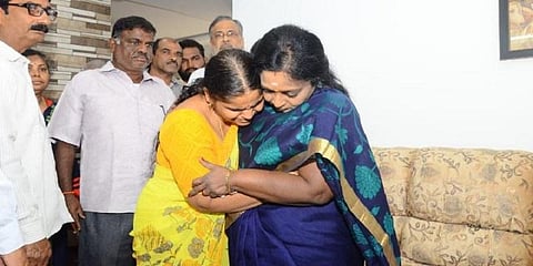 பிரியங்காவின் குடும்பத்தினருக்கு தெலங்கானா ஆளுநர் தமிழிசை நேரில் ஆறுதல்