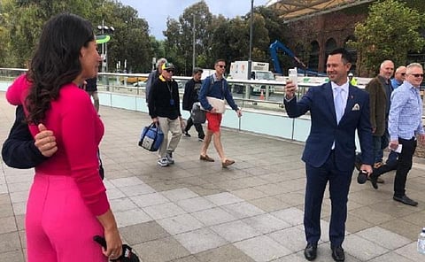 ரிக்கி பாண்டிங்கை போட்டோ எடுக்க வைத்து தொகுப்பாளினியுடன் போஸ் கொடுத்த ரசிகர்!