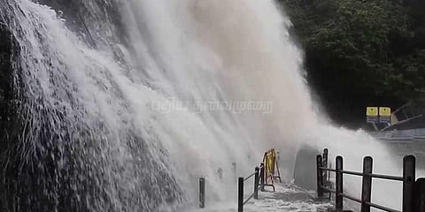 குற்றாலத்தில் குளிப்பதற்கு சுற்றுலா பயணிகளுக்குத் தடை