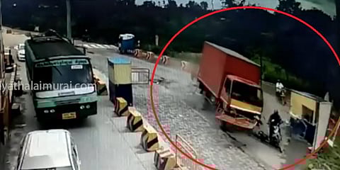 தாருமாறாக டோல்கேட்டில் மோதிய மினி லாரி : கோர விபத்தால் 2 இருவர் உயிரிழப்பு