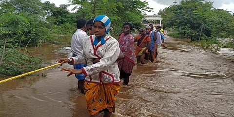 அரசு மருத்துவமனையில் புகுந்த வெள்ளம் : கயிறு கட்டி நோயாளிகளை மீட்ட தீயணைப்புத் துறை